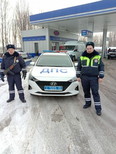 В Хохольском районе сотрудники Госавтоинспекции помогли водителю, оставшемуся без топлива в сильный мороз